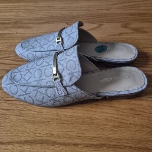 Calvin Klein Women’s Beige Gray Logo MulesSz7,5 Shoes Buckle Monogram Print NWOB